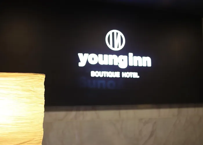 ホテル The Young